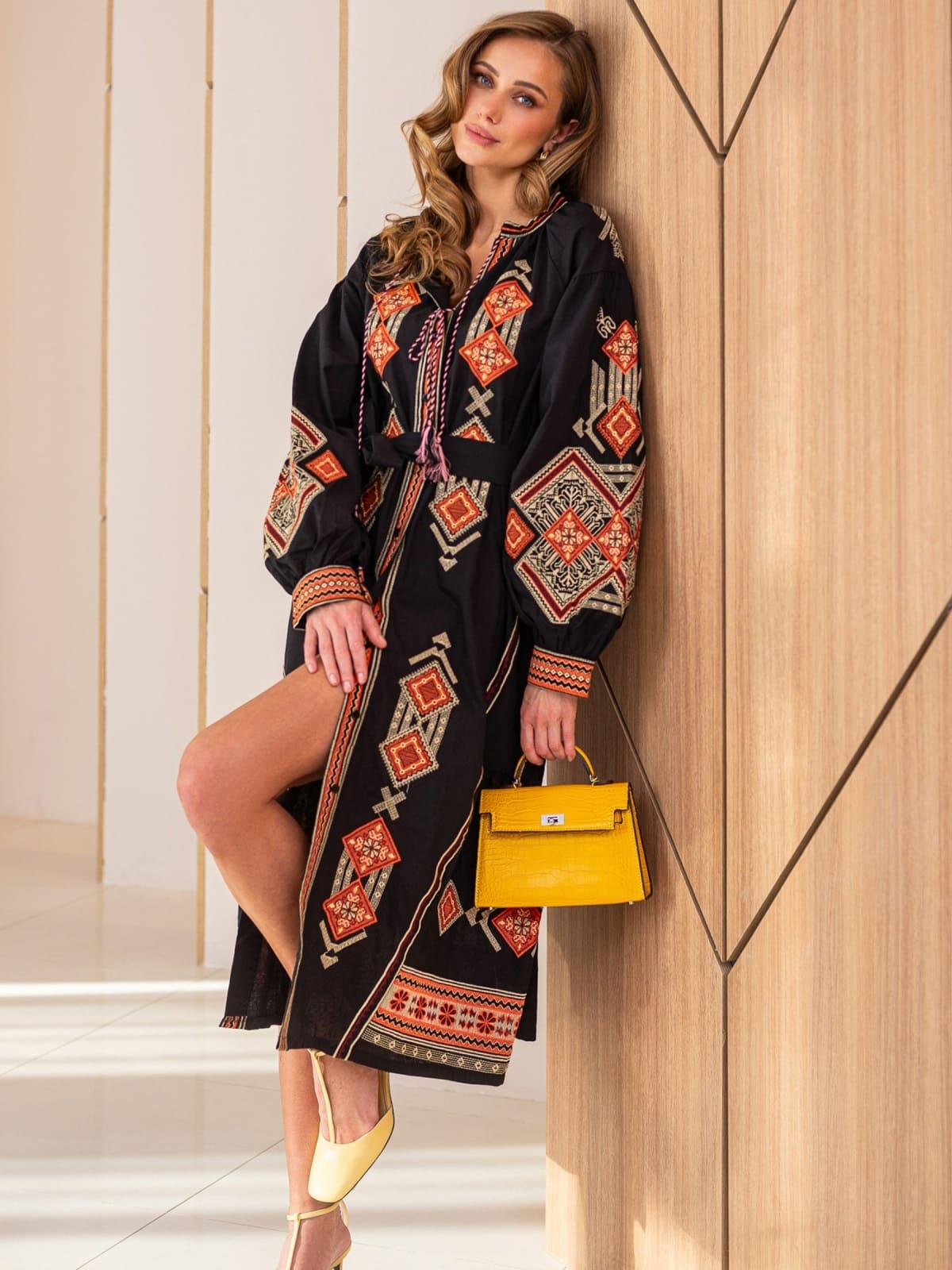 Літня сукня декорована вишивкою чорна | 95914