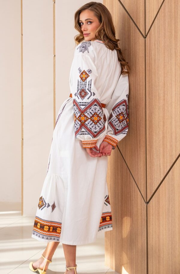 Літня сукня декорована вишивкою біла | 95903