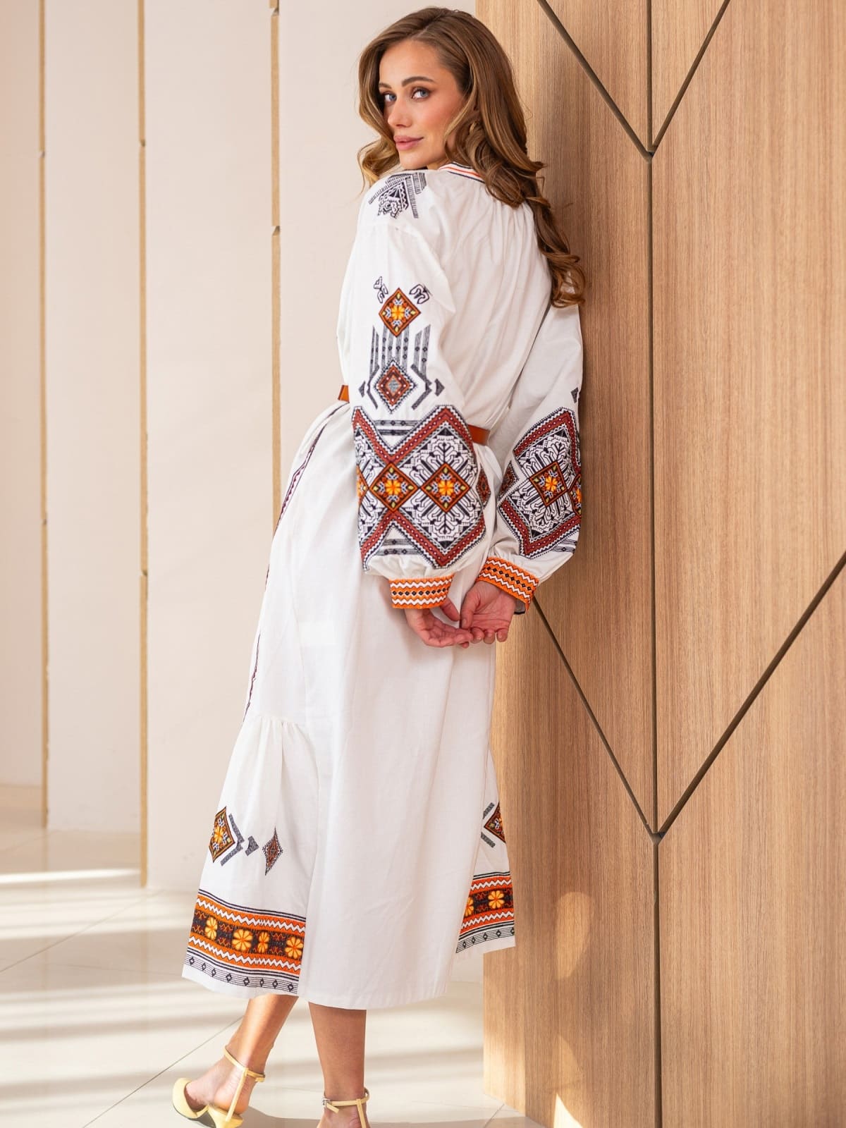 Літня сукня декорована вишивкою біла | 95903