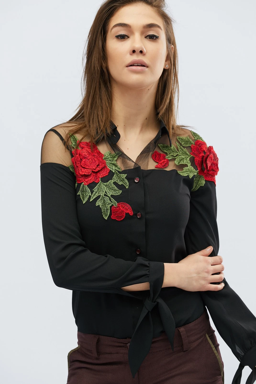 Жіноча блузка з квітковими нашивками чорна | 97998 Жіноча блузка з квітковими нашивками чорна | 97998