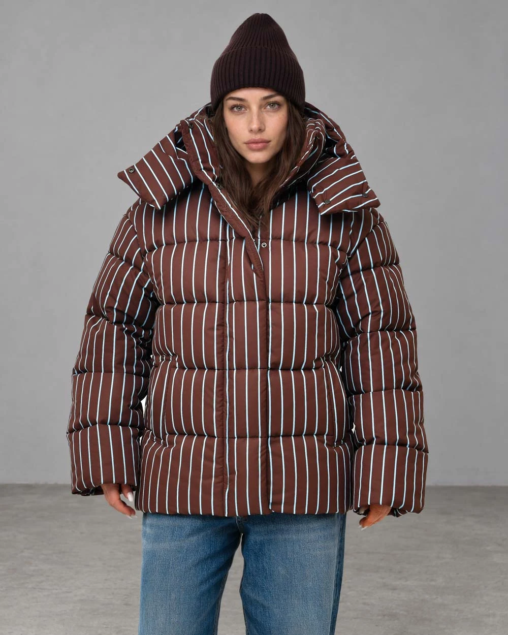 Зимовий пуховик oversize у смужку коричневий | 100845