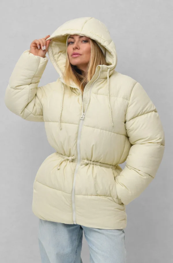 FashionSets - Головна 11 Зимова коротка куртка з капюшоном молочна | 100873