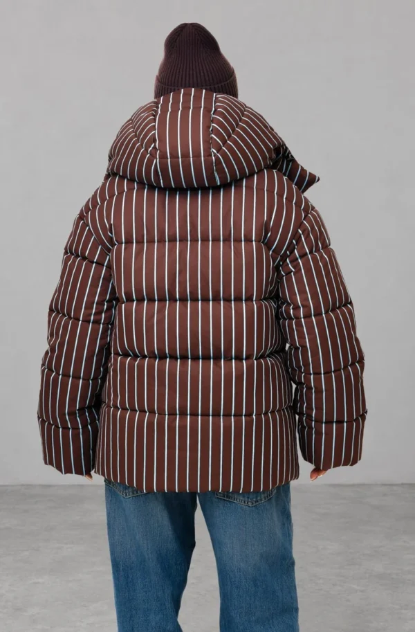 Зимовий пуховик oversize у смужку коричневий | 100845
