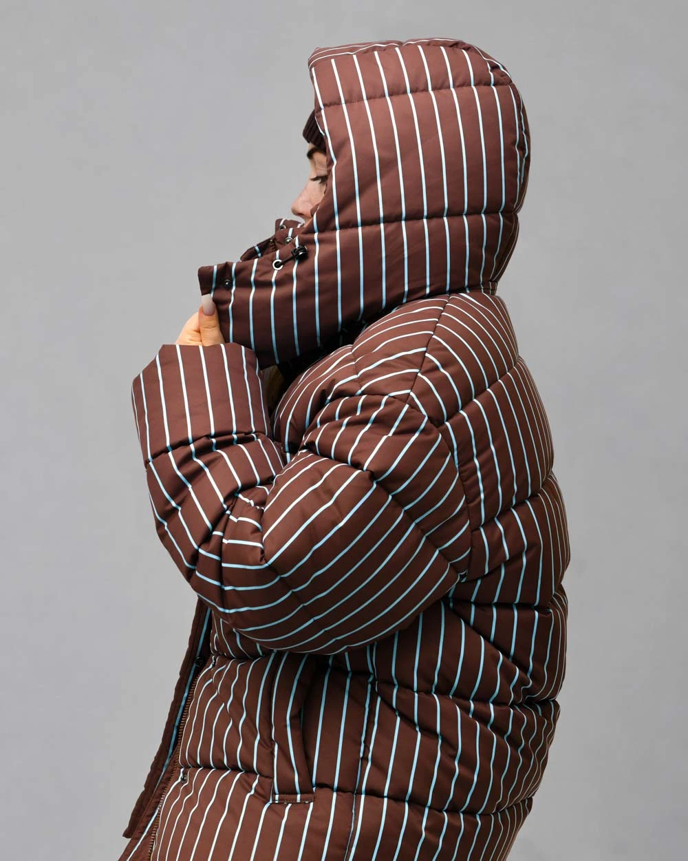 Зимовий пуховик oversize у смужку коричневий | 100845
