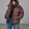 Зимовий пуховик oversize у смужку коричневий | 100845